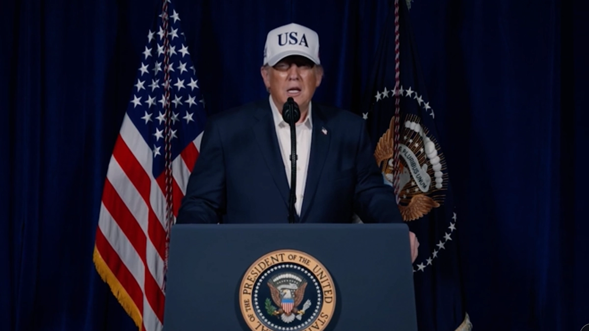 Featured image for “Trump ordena desplegar agentes de ICE en aeropuertos en medio del bloqueo presupuestario”