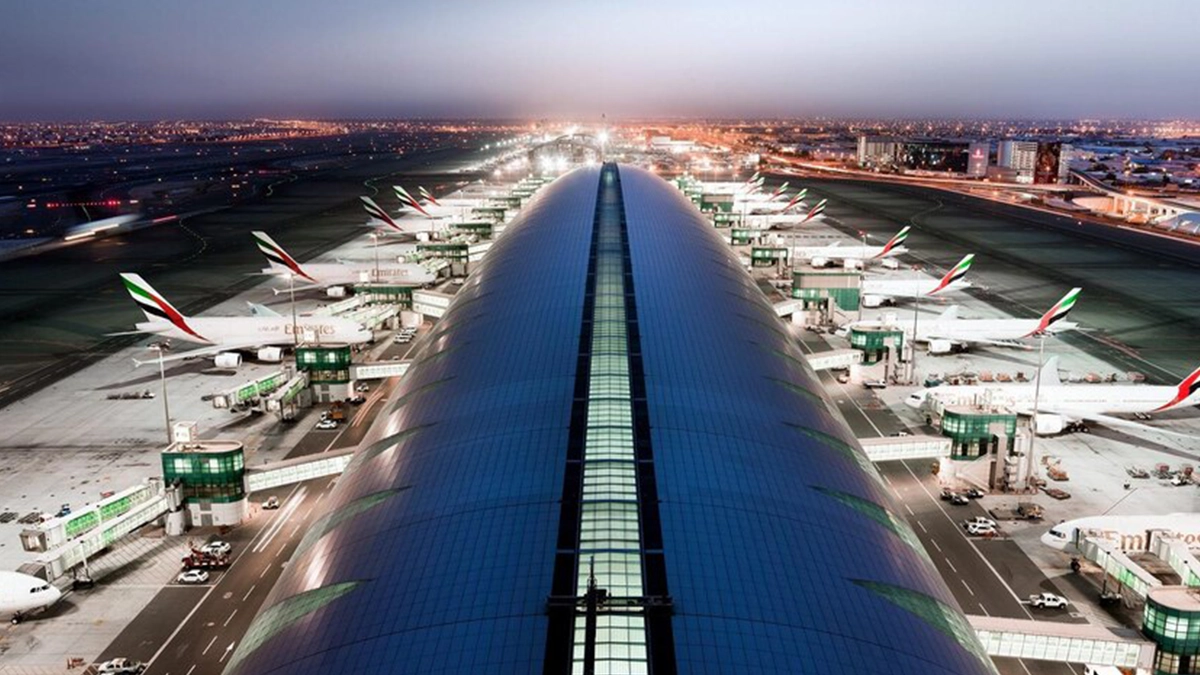 Mundo 4 Featured image for “Cierres aéreos en el Golfo dejan a miles sin poder viajar; Emiratos paga hospedaje”