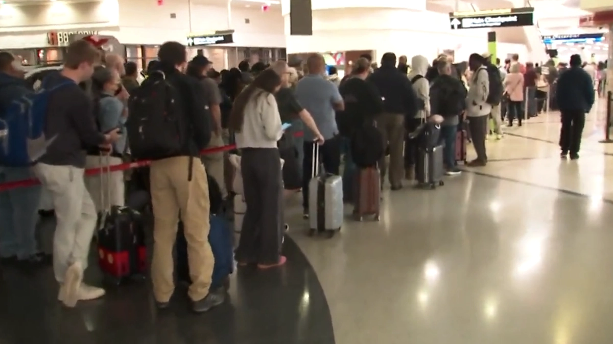 Featured image for “Demoras en aeropuertos reflejan impacto del cierre gubernamental en servicios claves”